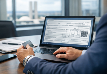 Empresário no DF revisando emissão de documento fiscal eletrônico com destaque informativo de tributos em 2026.